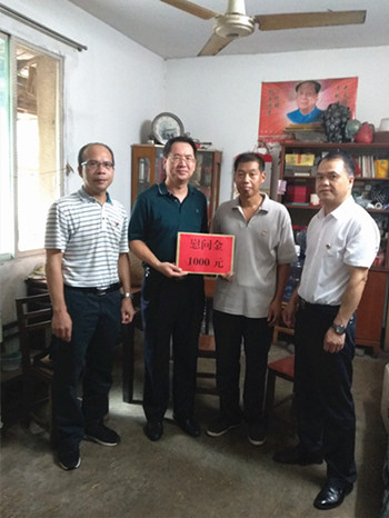 集團(tuán)公司黨委組織開展慰問困難黨員活動 集團(tuán)公司黨委組織開展慰問困難黨員活動