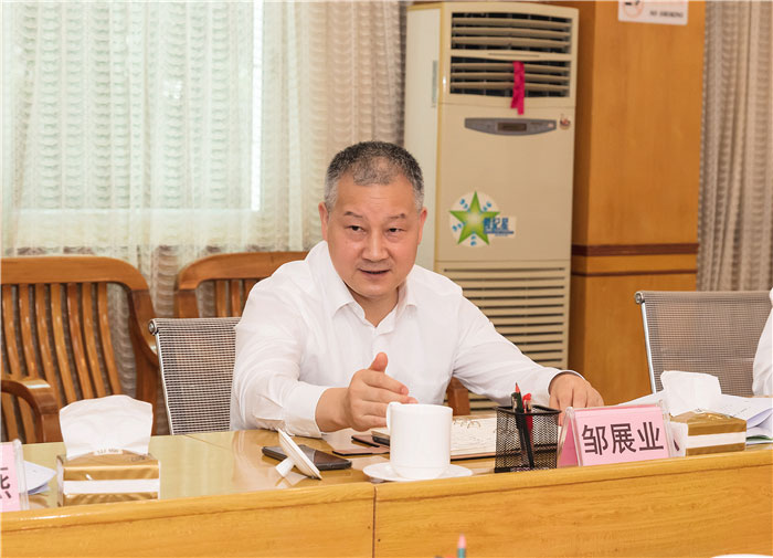 自治區(qū)政府副主席鄒展業(yè)到化工院走訪調(diào)研 自治區(qū)政府副主席鄒展業(yè)到化工院走訪調(diào)研