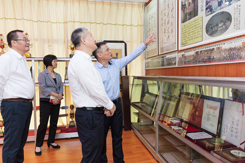自治區(qū)政府副主席鄒展業(yè)到化工院走訪調(diào)研 自治區(qū)政府副主席鄒展業(yè)到化工院走訪調(diào)研