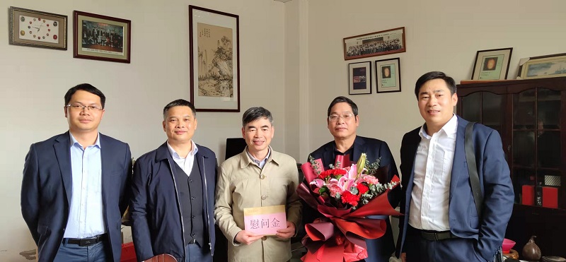 黃尚順董事長率隊(duì)到廣西大學(xué)慰問特聘專家陳保善教授 黃尚順董事長率隊(duì)到廣西大學(xué)慰問特聘專家陳保善教授