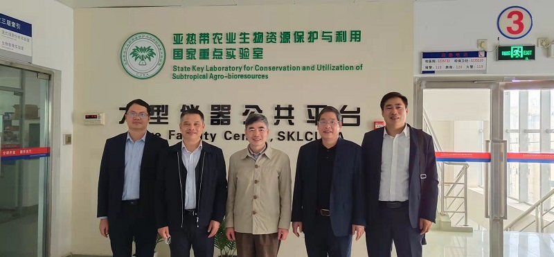 黃尚順董事長率隊(duì)到廣西大學(xué)慰問特聘專家陳保善教授 黃尚順董事長率隊(duì)到廣西大學(xué)慰問特聘專家陳保善教授