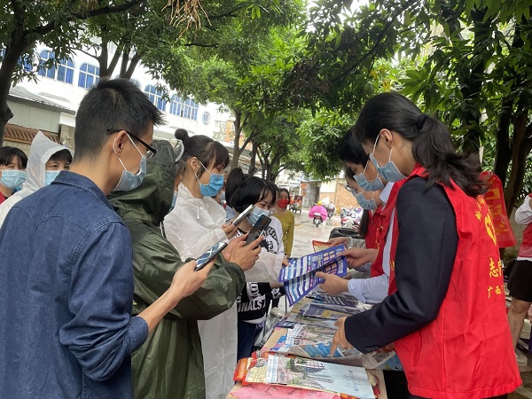 化工院直屬黨支部聯(lián)合衡陽(yáng)東社區(qū)開(kāi)展反詐騙宣傳志愿服務(wù)活動(dòng) 化工院直屬黨支部聯(lián)合衡陽(yáng)東社區(qū)開(kāi)展反詐騙宣傳志愿服務(wù)活動(dòng)