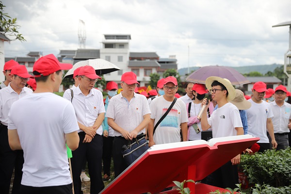以一流黨建引領(lǐng)打造一流食品企業(yè):化工院黨委赴大明山茶園開展“七一”主題活動(dòng) 以一流黨建引領(lǐng)打造一流食品企業(yè):化工院黨委赴大明山茶園開展“七一”主題活動(dòng)