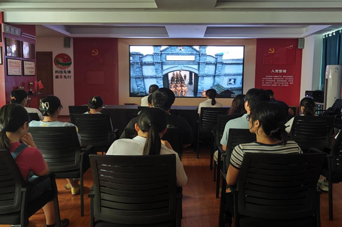 看紅色電影 鑄忠誠品格:化工院直屬黨支部開展愛國主義教育觀影主題黨日活動 看紅色電影 鑄忠誠品格:化工院直屬黨支部開展愛國主義教育觀影主題黨日活動