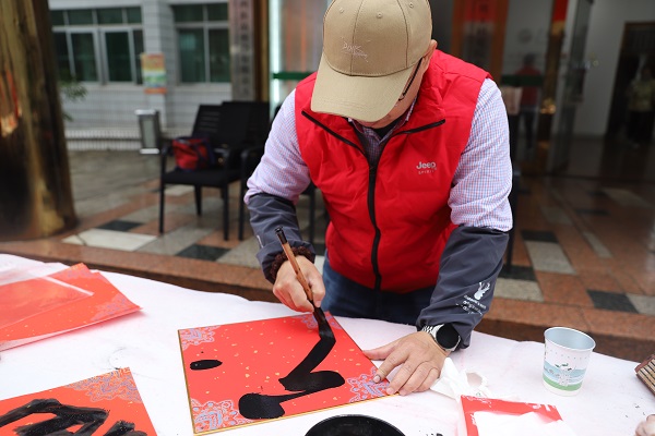 筆墨迎新春|農(nóng)墾集團到化工院開展義務寫春聯(lián)活動 筆墨迎新春|農(nóng)墾集團到化工院開展義務寫春聯(lián)活動