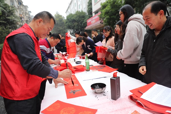 筆墨迎新春|農(nóng)墾集團到化工院開展義務寫春聯(lián)活動 筆墨迎新春|農(nóng)墾集團到化工院開展義務寫春聯(lián)活動