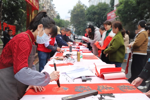 筆墨迎新春|農(nóng)墾集團到化工院開展義務寫春聯(lián)活動 筆墨迎新春|農(nóng)墾集團到化工院開展義務寫春聯(lián)活動