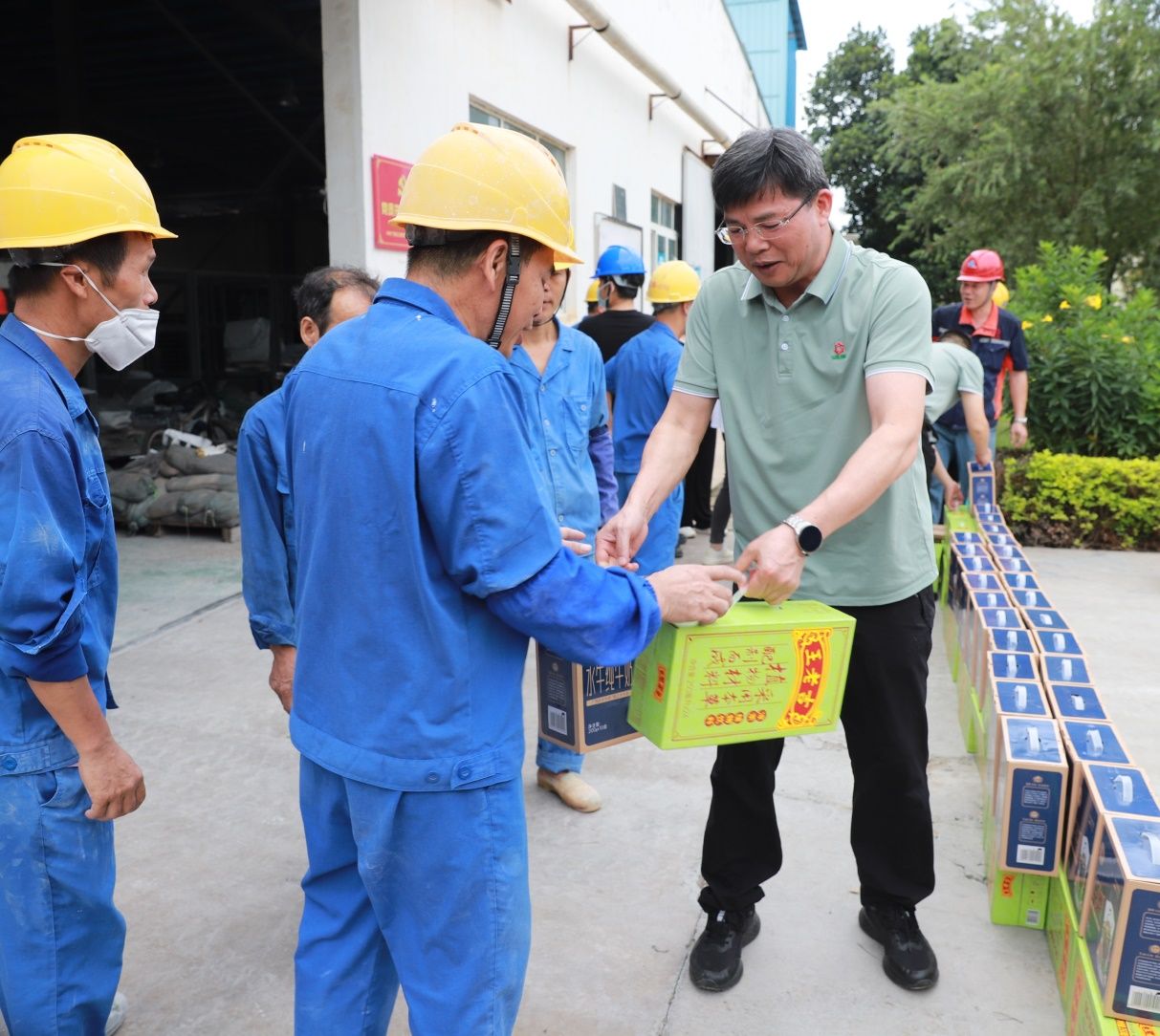 驕陽似火送清涼 工會關(guān)懷不打烊——化工院公司工會開展夏送清涼慰問活動 驕陽似火送清涼 工會關(guān)懷不打烊——化工院公司工會開展夏送清涼慰問活動